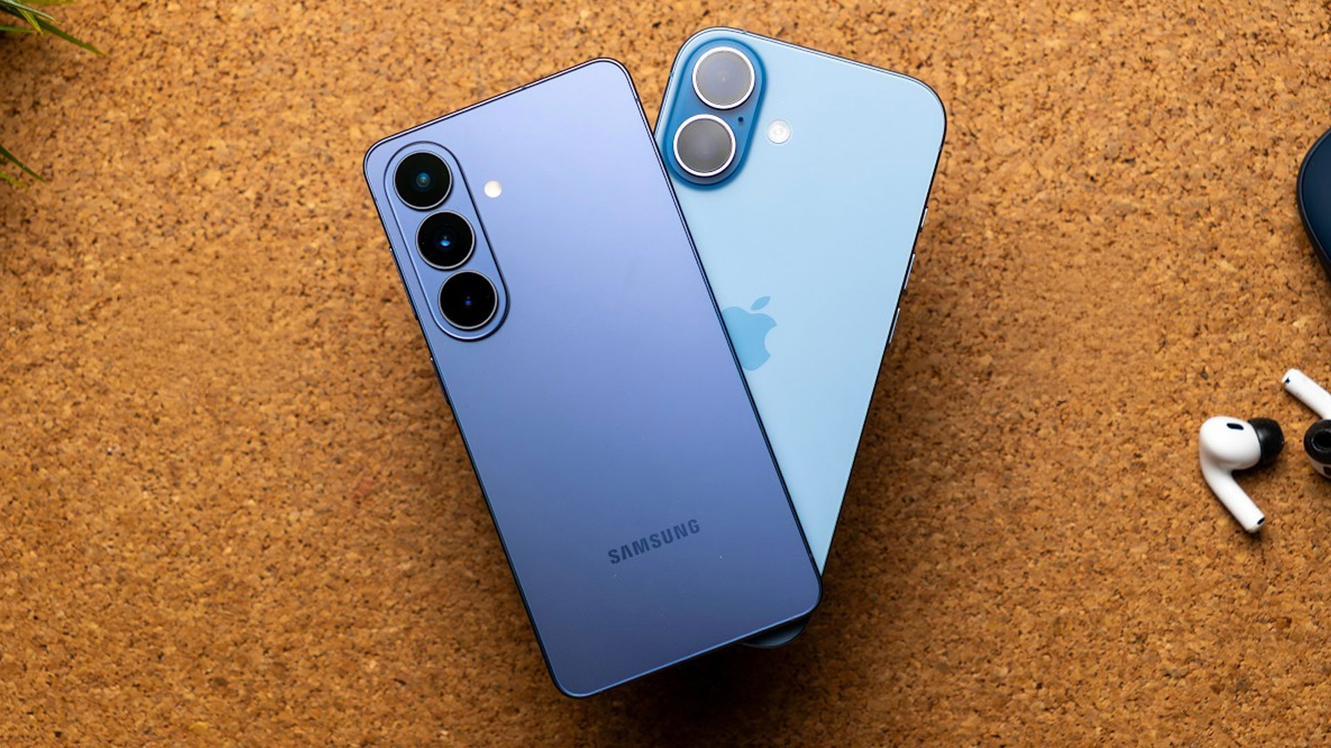 Samsung Galaxy S26 / iPhone 17