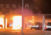 Ďalší útok na Teslu: V Austrálii zhoreli tri autá a časť predajne Tesla