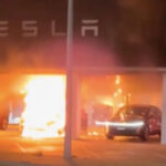 Ďalší útok na Teslu: V Austrálii zhoreli tri autá a časť predajne Tesla