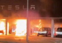 Ďalší útok na Teslu: V Austrálii zhoreli tri autá a časť predajne Tesla