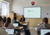 Slovenskí učitelia môžu dostať AI nástroje. Malo ísť o ChatGPT no to teraz nie je isté ChatGPT