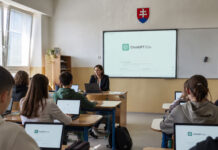 Slovenskí učitelia môžu dostať AI nástroje. Malo ísť o ChatGPT no to teraz nie je isté ChatGPT