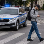 S mobilom v ruke cez prechod? Slovákom bude hroziť mastná pokuta pokuta mobil prechod pre chodcov