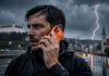 Na Slovensko prichádzajú silné búrky: Zvyšuje používanie mobilu riziko zásahu bleskom? blesk telefón