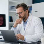 AI nám môže BRAŤ schopnosti. Lekári bez nej odhalili menej nálezov doktor