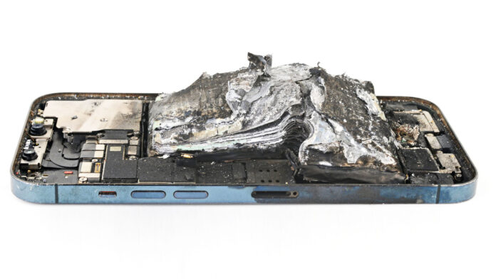 Vybuhnutá batéria iPhone iFixit
