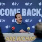 Pozrite si špeciálnu reklamu pre Teda Lassa. Tréner sa objavuje vo svete Severance, Silo či Pluribus Ted Lasso reklama