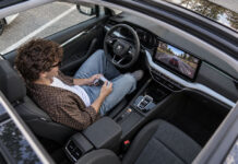 Android Auto dostalo PLNÉ hry s gamepadom. Toto chceme aj v CarPlay Android auto hry