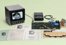 Počítač Apple-1 s podpismi Jobsa a Wozniaka, ktorý mieri do aukcie. Cena môže byť astronomická Počítač Apple One