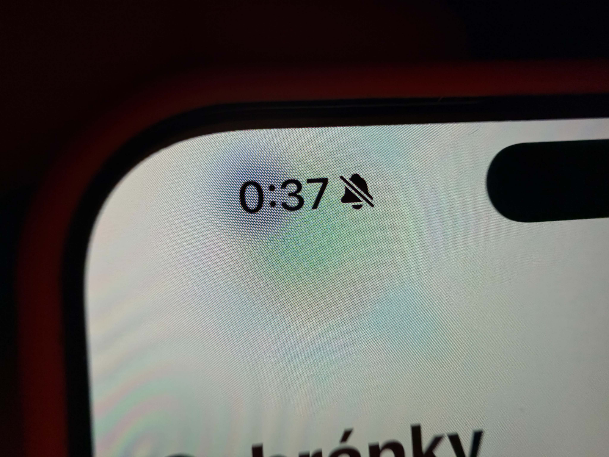 Redšia pixelová oblasť nad infračervenou kamerou Face ID pod displejom iPhonu 18 Pro Max