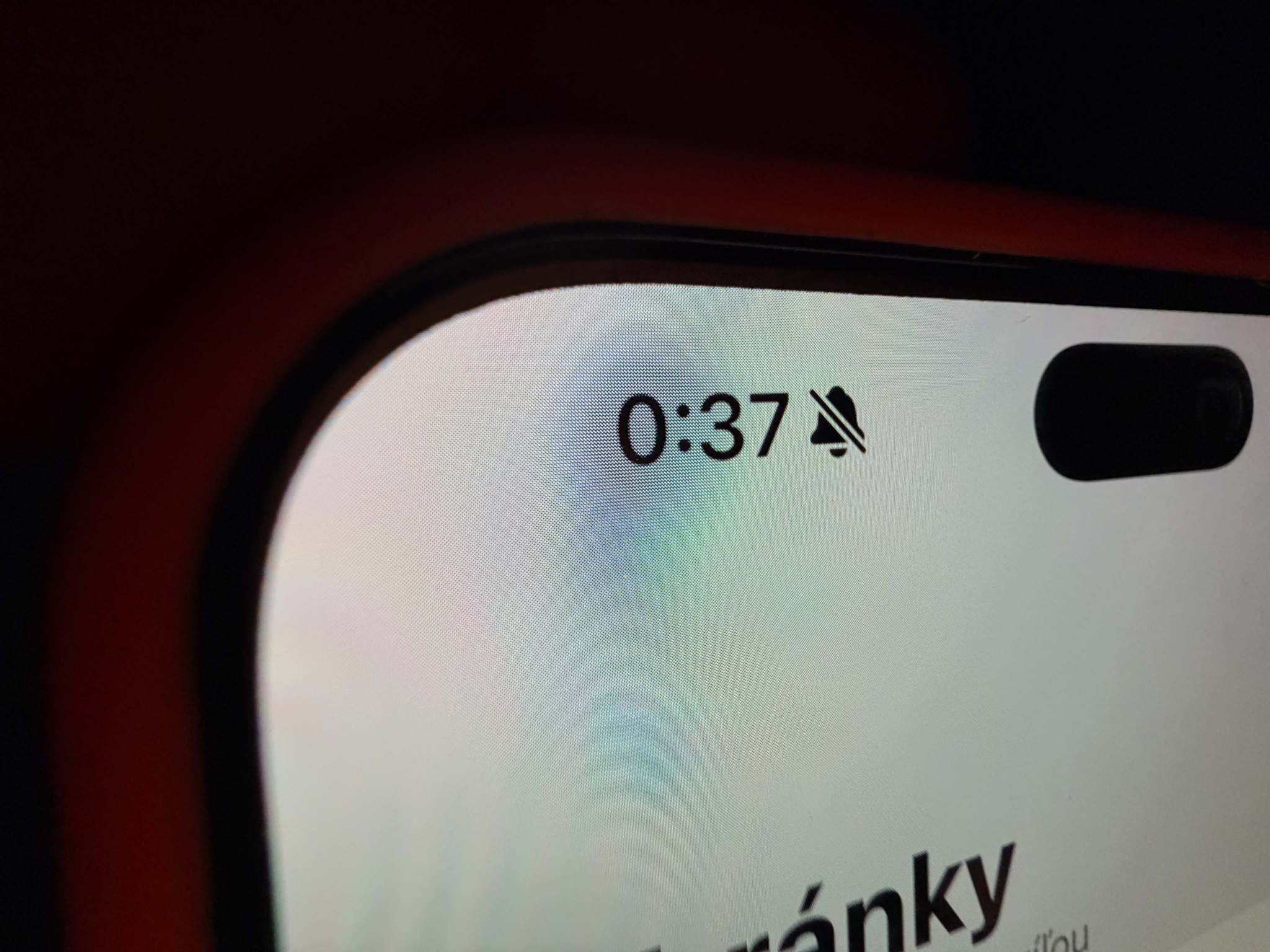 Kruhová oblasť odlišných pixelov pod časom na displeji iPhonu 18 Pro Max