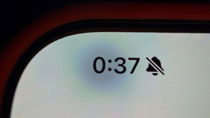 Kruhová oblasť odlišných pixelov pod časom na displeji iPhonu 18 Pro Max Kruhová oblasť odlišných pixelov pod časom na displeji iPhonu 18 Pro Max