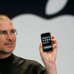 Pred 15 rokmi zomrel Steve Jobs. Muž, ktorý ZACHRÁNIL Apple a zmenil svet Steve Jobs iPhone