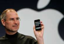 Pred 15 rokmi zomrel Steve Jobs. Muž, ktorý ZACHRÁNIL Apple a zmenil svet Steve Jobs iPhone