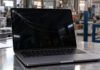 Kľúčový dodávateľ Apple má OBROVSKÝ problém. Sklo mu praská priamo vo výrobe MacBook displej prasktnuy