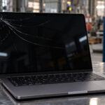 Kľúčový dodávateľ Apple má OBROVSKÝ problém. Sklo mu praská priamo vo výrobe MacBook displej prasktnuy