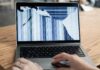 Kľúčový dodávateľ Apple má OBROVSKÝ problém. Sklo mu praská priamo vo výrobe MacBook prasknutý displej