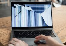 Kľúčový dodávateľ Apple má OBROVSKÝ problém. Sklo mu praská priamo vo výrobe MacBook prasknutý displej