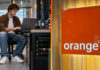 Ransomvér môže firme ZMAZAŤ aj zálohy. Orange má ochranu, ktorú útočník nevypne Mladý IT pracovník pri notebooku v dátovom centre Orange kontroluje firemné zálohy