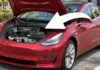Dali do Tesly benzínový motor. Teraz KONČIA s dlhom 31,8 milióna € Tesla Model 3