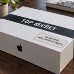 Apple Store dostali TAJOMNÉ krabice. Otvoriť ich môžu až 8. októbra krabica top secret apple